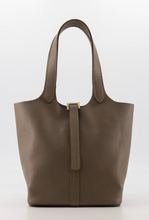 Lade das Bild in den Galerie-Viewer, Amy Handtaschen aus 100% Leder mit Henkel in der Farbe taupe, Wunderwerk Oldenburg
