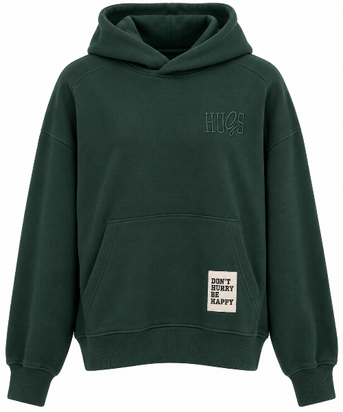 Tannengrüner Hoodie mit Aufschrift Happiness auf der Rückseite und auf der Vorderseite HUGS, Wunderwerk Oldenburg