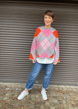 Lade das Bild in den Galerie-Viewer, Karierter Pullover mit Rundhals und weiten Ärmeln, in graufarbend mit orange und rosa Wunderwerk Oldenburg
