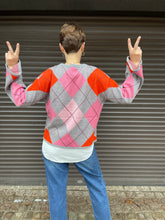 Lade das Bild in den Galerie-Viewer, Karierter Pullover mit Rundhals und weiten Ärmeln, in graufarbend mit orange und rosa Wunderwerk Oldenburg
