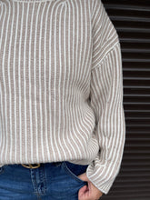 Lade das Bild in den Galerie-Viewer, Strick Rollkragen Pullover in Beige mit Längsstreifen, Wunderwerk Oldenburg

