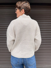 Lade das Bild in den Galerie-Viewer, Strick Rollkragen Pullover in Beige mit Längsstreifen, Wunderwerk Oldenburg
