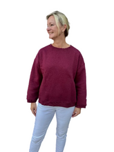 Lade das Bild in den Galerie-Viewer, Sweater in Bordeaux mit dem weissen Schriftzug „DAYDREAM“ auf dem Rücken Wunderwerk Oldenburg

