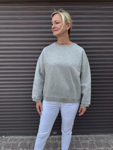 Lade das Bild in den Galerie-Viewer, Sweater in hellgrau mit dem roten Schriftzug „DAYDREAM“ auf dem Rücken Wunderwerk Oldenburg
