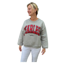 Lade das Bild in den Galerie-Viewer, Hellgrauer Sweater mit klassischem Rundhalsausschnitt und langen Ärmeln. Auf der Vorderseite befindet sich ein glitzernder Pailletten-Schriftzug „Fearless“. Die Rückseite ist mit einer auffälligen 3D-Stickerei der Zahl „01“ verziert. Wunderwerk Oldenburg
