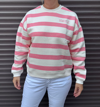 Lade das Bild in den Galerie-Viewer, Sweater mit Rundhalsausschnitt, kontrastreichem Streifenmuster in ecru-rosa
