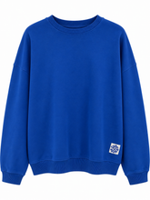 Lade das Bild in den Galerie-Viewer, Lässiges Sweatshirt in royalblau mit Rundhalsausschnitt, überschnittenen Schultern und auffälligem Statement-Print auf der Rückseite, Wunderwerk Oldenburg
