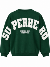 Lade das Bild in den Galerie-Viewer, Lässiges Sweatshirt in dunkelgrün mit Rundhalsausschnitt, überschnittenen Schultern und auffälligem Statement-Print auf der Rückseite, Wunderwerk Oldenburg
