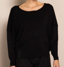 Lade das Bild in den Galerie-Viewer, Oversize Pullover mit weitem Rundhalsausschnitt und weiten Ärmeln in der Farbe schwarz Wunderwerk Oldenburg

