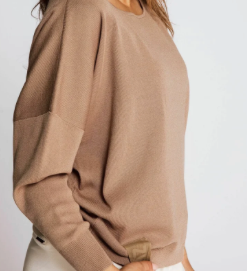 Oversize Pullover mit weitem Rundhalsausschnitt und weiten Ärmeln in der Farbe taupe Wunderwerk Oldenburg