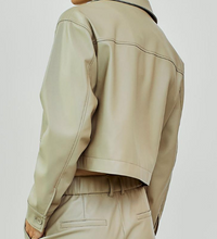 Lade das Bild in den Galerie-Viewer, Vegane Lederoptikjacke mit Kragen und Reißverschluss in beige, Wunderwerk Oldenburg
