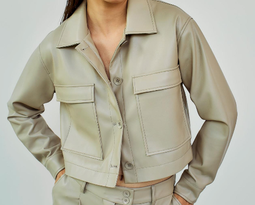 Vegane Lederoptikjacke mit Kragen und Reißverschluss in beige, Wunderwerk Oldenburg