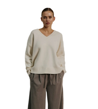 Lade das Bild in den Galerie-Viewer, Feinstrick Wollpullover in offwhite mit V-Aussschnitt in lockerer Passform
