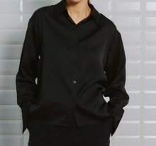 Lade das Bild in den Galerie-Viewer, Schwarze Bluse mit Kragen in Satinoptik und Knopfverschluss, wunderwerk Oldenburg
