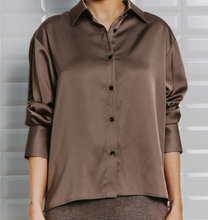 Lade das Bild in den Galerie-Viewer, Braune Bluse mit Kragen in Satinoptik und Knopfverschluss, wunderwerk Oldenburg
