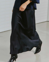 Lade das Bild in den Galerie-Viewer, Langer Satinrock in dunkelblau mit Gummibund, Wunderwerk Oldenburg
