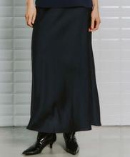 Lade das Bild in den Galerie-Viewer, Langer Satinrock in dunkelblau mit Gummibund, Wunderwerk Oldenburg
