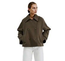 Lade das Bild in den Galerie-Viewer, Zweireihiger kurzer Trenchcoat in cookie brown  Wunderwerk Oldenburg1
