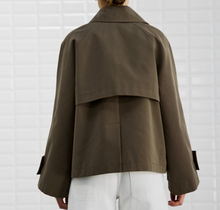 Lade das Bild in den Galerie-Viewer, Zweireihiger kurzer Trenchcoat in cookie brown  Wunderwerk Oldenburg
