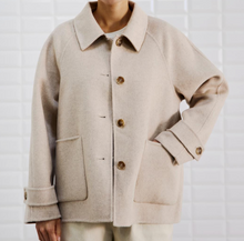 Lade das Bild in den Galerie-Viewer, Wolljacke mit Hemdkragen und Knöpfen in der Farbe creme, Wunderwerk Oldenburg
