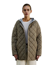 Lade das Bild in den Galerie-Viewer, Steppjacke in einem hellem Khaki mit abnehmbarer grauer Kapuze und Druckknöpfen, Wunderwerk Oldenburg
