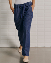Lade das Bild in den Galerie-Viewer, Dunkelblaue Jeans Hose mit elastischem Gummibund und Bindegürtel, sowie Seiten und Gesäßtaschen, Wunderwerk Oldenburg
