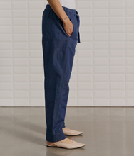 Lade das Bild in den Galerie-Viewer, Dunkelblaue Jeans Hose mit elastischem Gummibund und Bindegürtel, sowie Seiten und Gesäßtaschen, Wunderwerk Oldenburg
