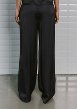Lade das Bild in den Galerie-Viewer, Dunkelgraue Satinhose mit langem weitem Bein, Wunderwerk Oldenburg
