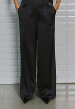 Lade das Bild in den Galerie-Viewer, Dunkelgraue Satinhose mit langem weitem Bein, Wunderwerk Oldenburg
