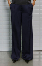 Lade das Bild in den Galerie-Viewer, Dunkelblaue Satinhose mit langem weitem Bein, Wunderwerk Oldenburg
