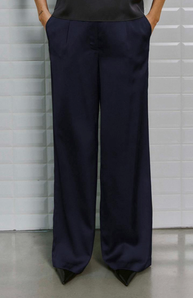 Dunkelblaue Satinhose mit langem weitem Bein, Wunderwerk Oldenburg