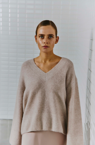 Wollpullover in beige mit V-Ausschnitt in lockerer Passform, Wunderwerk Oldenburg