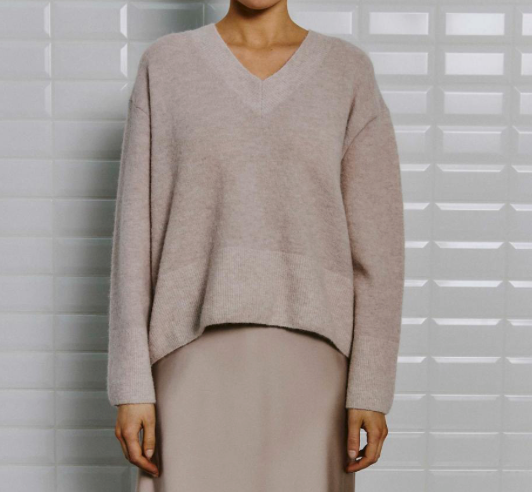 Wollpullover in beige mit V-Ausschnitt in lockerer Passform, Wunderwerk Oldenburg