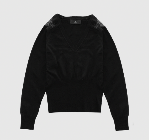 schwarzer Pullover mit V-Ausschnitt und Spitzendetails an den Schultern, Wunderwerk Oldenburg