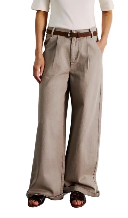 Sandfarbene Hose mit langem weitem Bein und kleinem Umschlag und braunem Gürtel, Wunderwerk Oldenburg