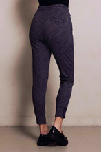 Lade das Bild in den Galerie-Viewer, Graue Jogpants im Zebradesign Wunderwerk Oldenburg
