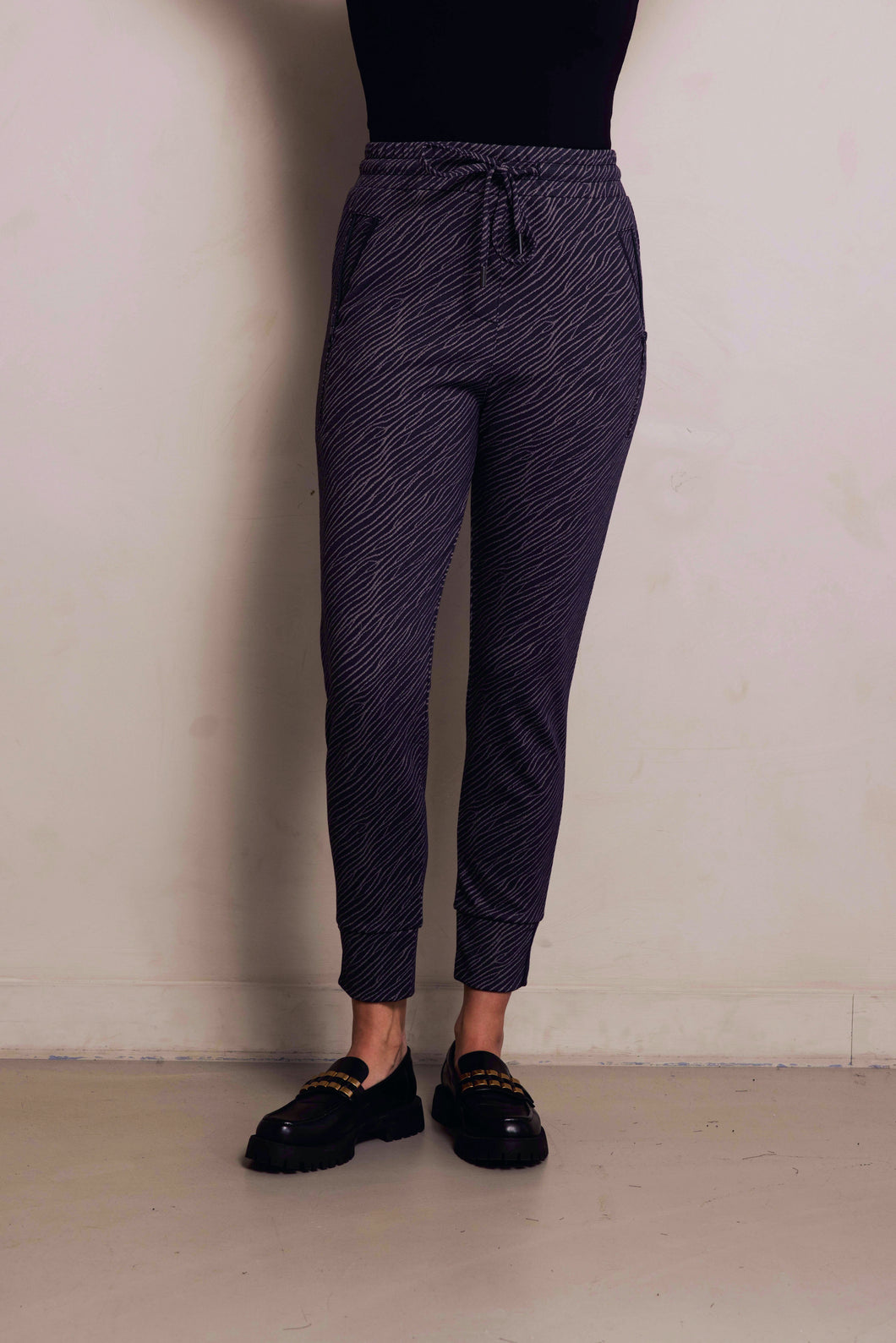 Graue Jogpants im Zebradesign Wunderwerk Oldenburg