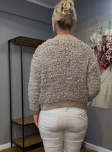 Lade das Bild in den Galerie-Viewer, Flauschiger taupefarbener Cardigan mit V-Ausschnitt und drei Knöpfen zum schließen, Wunderwerk Oldenburg
