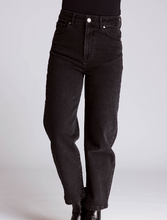 Lade das Bild in den Galerie-Viewer, Schwarze knöchellange Jeans mit konisch zulaufendem Bein, Wunderwerk Oldenburg
