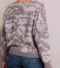 Lade das Bild in den Galerie-Viewer, Talia Camo Pullover mit Rundhals und überschrittenen Schultern in der Farbe grau und Camouflage Muster, Wunderwerk Oldenburg
